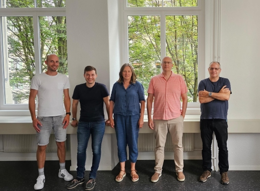 Die Lehrpersonen der FMZ Start-up Academy stehen nebeneinander