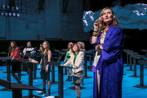 Rachel Braunschweig schaut gen oben im Theaterstück «This is a Robbery!» 