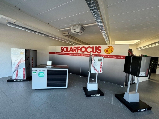 Blick auf eine Wärmepumpe inklusive Zubehör bei Solarfocus