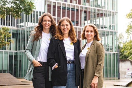 Das Gründertrio von Fabas Anik Thaler Katharina Pälchen und Lena Rutishauser posiert