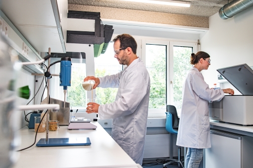 Forscher und Forscherin bei der Arbeit im Labor von Fabas