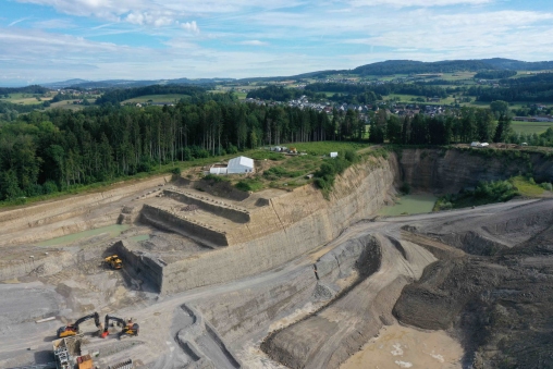 Luftaufnahme der Kiesgrube beim Chamer Äbnetwald, wo die Ausgrabungen stattfinden