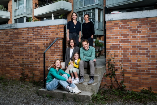 Gruppenfoto der Crew der SRF-Serie Emma lügt mit Laura de Weck und Bettina Oberli