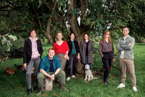 Gruppenfoto der Crew der dritten Staffel der Serie Neumatt posiert vor einem Baum