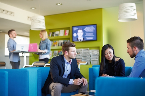 Studierende sitzen in der Lounge der Hochschule Luzern und diskutieren