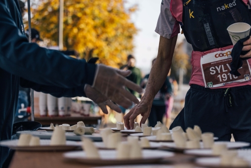 Vorgeschnittene Bananenstücke am Swiss City Marathon in Luzern. Eine Läuferin greift zu