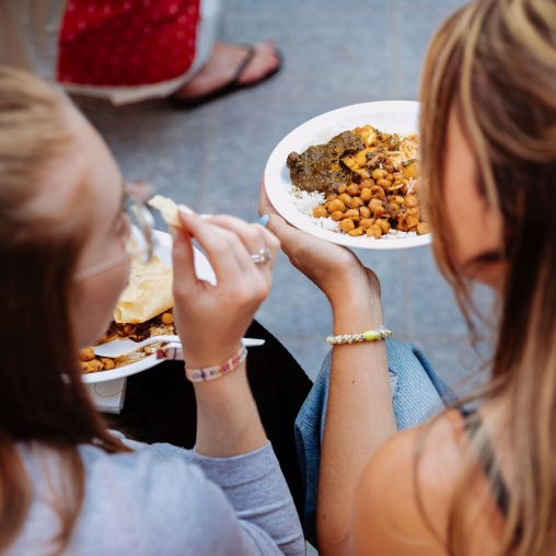 Zwei Frauen essen vegetarisches Essen an den Winterthurer Musikfestwochen