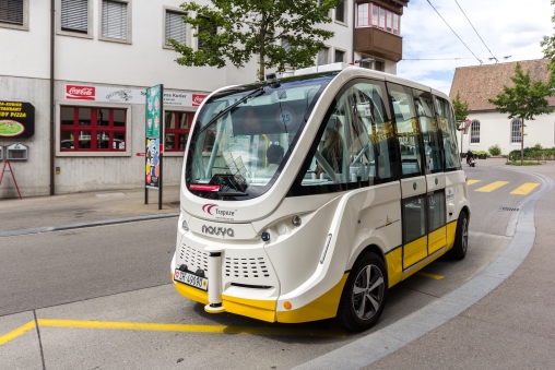 Kleiner autonom fahrender Bus steht auf der Strasse