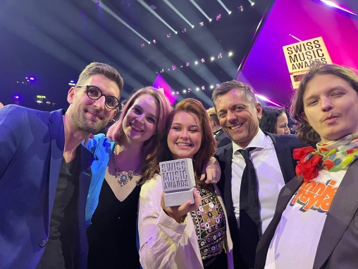 Joya Marleen posiert mit Begleitung mit ihrem Swiss Music Award in der Hand